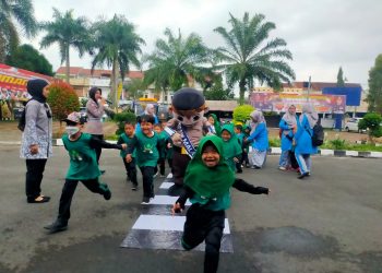 Satlantas Polres Tasikmalaya Kota berikan edukasi disiplin berlalu lintas kepada TK Al Hamid Kawalu bertempat di Mapolres Tasikmalaya Kota