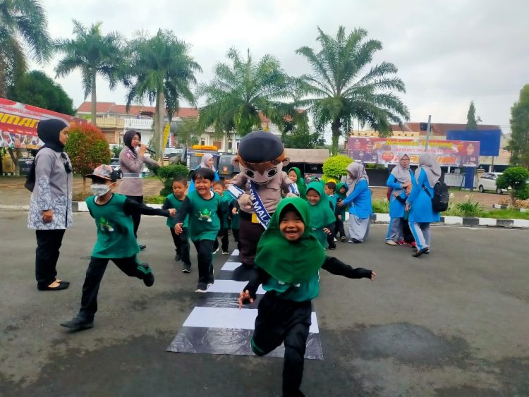 Satlantas Polres Tasikmalaya Kota berikan edukasi disiplin berlalu lintas kepada TK Al Hamid Kawalu bertempat di Mapolres Tasikmalaya Kota