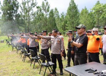 Untuk meningkatkan kemampuan anggota dalam menggunakan senjata api, Polres Tasikmalaya Kota gelar latihan menembak sasaran diikuti ratusan personil