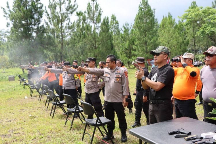 Untuk meningkatkan kemampuan anggota dalam menggunakan senjata api, Polres Tasikmalaya Kota gelar latihan menembak sasaran diikuti ratusan personil