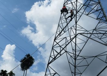 Personel Gabungan TNI-Polri dan BPBD Kota Tasikmalaya, evakuasi seorang remaja putri yang diduga depresi dan nekat memanjat tower Sutet
