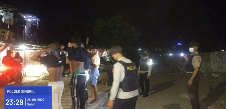 Personel Satuan Samapta Polresta Manado melaksanakan kegiatan Pos Cakalang (Polisi Cegah Kemacetan dan Pelanggaran Lalu Lintas)
