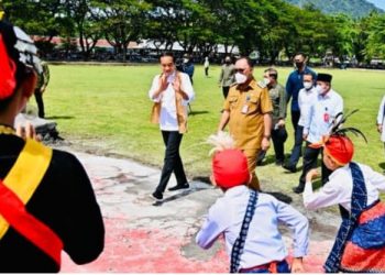 Presiden Joko Widodo melanjutkan perjalanan menuju Kabupaten Halmahera Barat dengan menggunakan Heli Super Puma TNI AU dari Bandar Udara Sultan Babullah Ternate