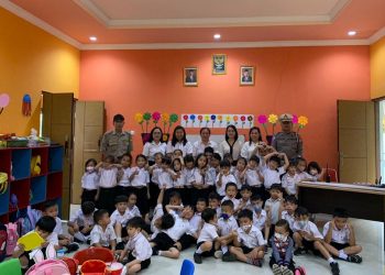 Perhimpunan Putra Putri (PPP) Brimob menggelar Sosialisasi Tiblantas (tertib berlalulintas) di Taman Kanak-kanak (TK) Pinaesaan Griya Paniki Indah, Manado