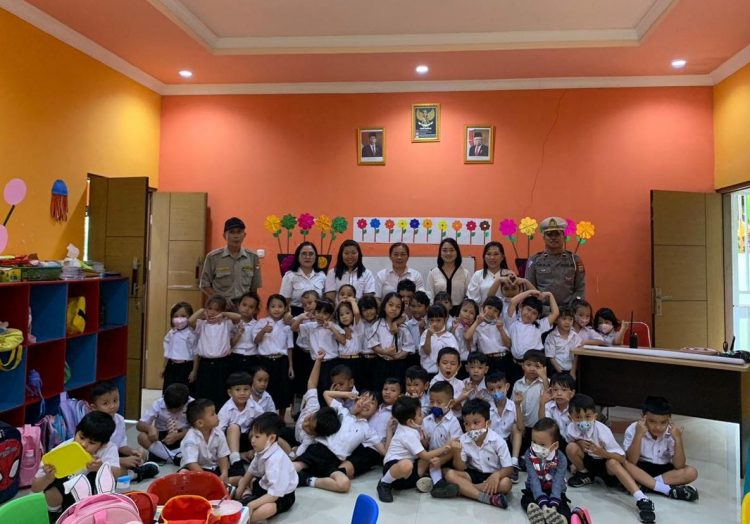 Perhimpunan Putra Putri (PPP) Brimob menggelar Sosialisasi Tiblantas (tertib berlalulintas) di Taman Kanak-kanak (TK) Pinaesaan Griya Paniki Indah, Manado
