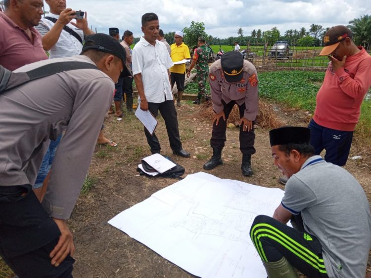 Muspika kecamatan Tanah Jambo Aye kabupaten Aceh Utara saat ini turun ke desa untuk penuhi undangan dari masyarakat di karenakan permasalahan tapal batas antar desa Cot Biek dan Lhok bintang Hu