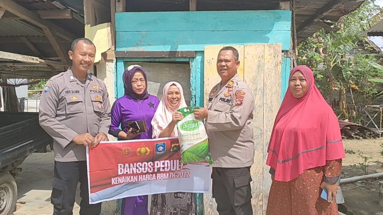 Polres Bangka Barat kembali memberikan bansos berupa beras ke masyarakat kabupaten Bangka Barat