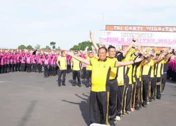 Bhayangkari Polda Jabar menggelar olahraga bersama di lapangan SPN Cisarua Polda Jabar