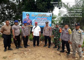 Sat Polairud Polres Bangka dengan Polsek Mendobarat bersama Koramil Mendo Barat dan Kecamatan mendo barat serta aparatur pemerintah desa Penagan melakukan sosialisasi, himbauan terhadap Tambang Inkonvesional dipantai dusun Batu Ampar