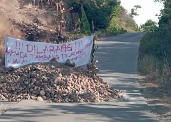 Aksi protes warga terhadap dampak pertambangan batu yang sangat meresahkan warga lingkungan yang berujung pemblokiran jalan