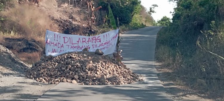 Aksi protes warga terhadap dampak pertambangan batu yang sangat meresahkan warga lingkungan yang berujung pemblokiran jalan