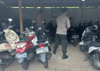 Kanit Binmas Polsek Mangkubumi Aiptu Asep Nugraha memberikan himbauan disiplin berlalulintas dan tertibkan pengguna knalpot bising di SMPN 14 Kota Tasikmalaya
