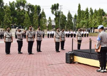 Upacara serah terima jabatan Kasat Narkoba, Kasat Lantas dan Kapolsek Karang Baru di Lapangan Apel Parama Satwika Mapolres setempat