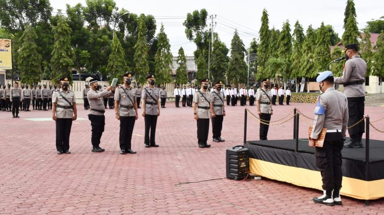 Upacara serah terima jabatan Kasat Narkoba, Kasat Lantas dan Kapolsek Karang Baru di Lapangan Apel Parama Satwika Mapolres setempat