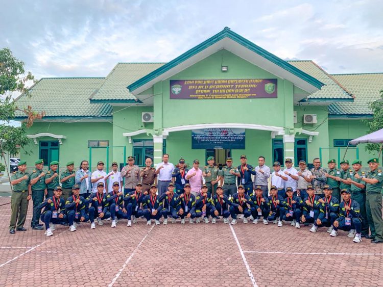 Dandim 0103/Aut, Letkol Inf Hendrasari Nurhono S.I.P., M.I.P., menggelar acara Pemberangkatan Kontingen Piala Kasad Liga Santri PSSI Tahun 2022 Tim Al Azhar FC