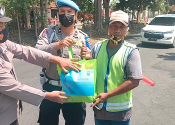 Polsek kademangan polres Probolinggo kota melaksanakan bansos (bantuan sosial) kepada masyarakat