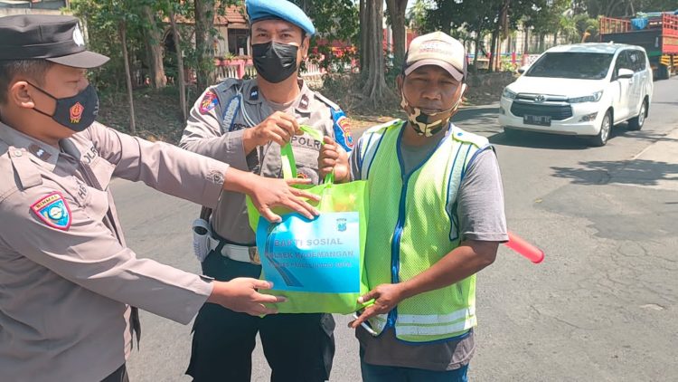 Polsek kademangan polres Probolinggo kota melaksanakan bansos (bantuan sosial) kepada masyarakat