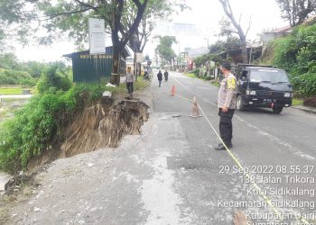Kapolsek Sidikalang kota AKP Sukanto Berutu, SH melaksanakan pengaturan dan pemasangan police line rambu- rambu yang jelas di tempat tanah longsor