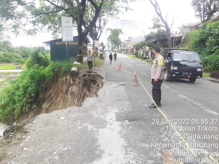 Kapolsek Sidikalang kota AKP Sukanto Berutu, SH melaksanakan pengaturan dan pemasangan police line rambu- rambu yang jelas di tempat tanah longsor