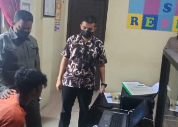 Kasat Reskrim Polres Nagan AKP Machfud saat memeriksa tersangka pelecehan seksual