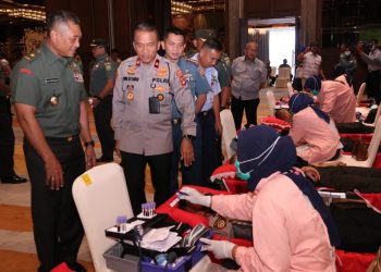 Ratusan prajurit TNI beramai-ramai mendonorkan darahnya di Soma Ballroom Palembang
