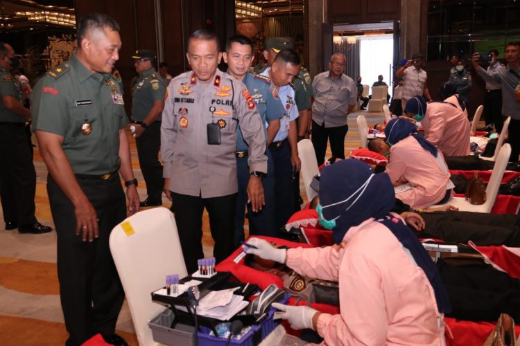 Ratusan prajurit TNI beramai-ramai mendonorkan darahnya di Soma Ballroom Palembang