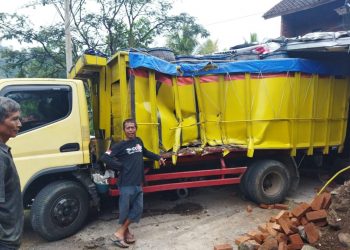Personel Polsek Kadipaten dengan sigap melakukan pengaturan arus lalulintas saat terjadi kecelakaan di Tanjakan Gentong Desa Cibahayu