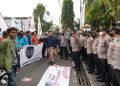 Personel Gabungan TNI-Polri dan Satpol PP diterjunkan guna mengamankan aksi unjuk rasa dari Aliansi BEM Tasikmalaya (ABT)