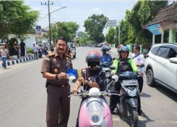 Kejaksaan Negeri OKI membagikan pamflet kepada masyarakat, dimana kali ini ditujukan ke pengendara yang melintas di Kota Kayuagung