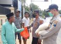 Kapolsek Tongas Iptu Mugi beserta anggota Polsek tongas Polres Probolinggo Kota, Paket sembako yang diberikan sebanyak 50 paket berupa beras 5 kg