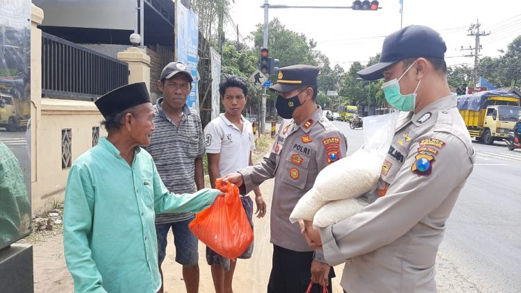 Kapolsek Tongas Iptu Mugi beserta anggota Polsek tongas Polres Probolinggo Kota, Paket sembako yang diberikan sebanyak 50 paket berupa beras 5 kg