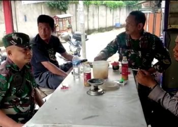 Babinsa Koramil 05/Bantargebang Sertu Sitompul dan Serda Tri Hantoro Bersama Babhinkamtibmas, melaksanakan Komunikasi Sosial (Komsos) dengan tokoh pemuda sambil menikmati secangkir kopi