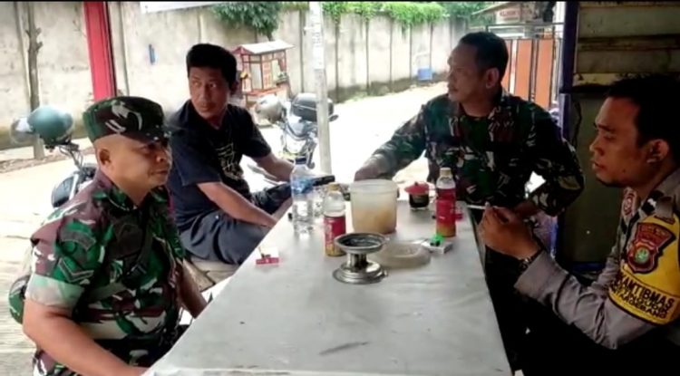 Babinsa Koramil 05/Bantargebang Sertu Sitompul dan Serda Tri Hantoro Bersama Babhinkamtibmas, melaksanakan Komunikasi Sosial (Komsos) dengan tokoh pemuda sambil menikmati secangkir kopi