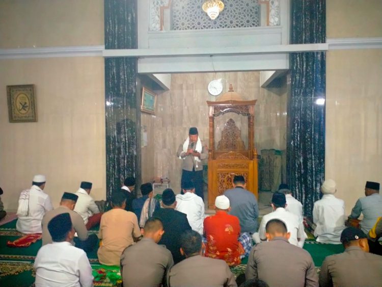 Kegiatan Subuh Keliling (Subling) dalam rangka silaturahmi kamtibmas Wakapolres Tasikmalaya Kota KOMPOL Agus Syarifudin dengan jemaah Mesjid Al-Hidayah