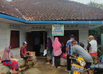 Kegiatan penyaluran Bantuan Pemerintah Non Tunai (BPNT) Desa Margahayu dipantau langsung Bhabinkamtibmas AIPTU Yogi dan Babinsa SERMA Darmadi di E-warung Euus Ningsih Desa Margahayu