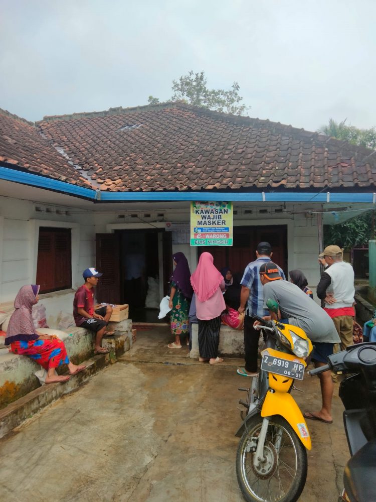 Kegiatan penyaluran Bantuan Pemerintah Non Tunai (BPNT) Desa Margahayu dipantau langsung Bhabinkamtibmas AIPTU Yogi dan Babinsa SERMA Darmadi di E-warung Euus Ningsih Desa Margahayu