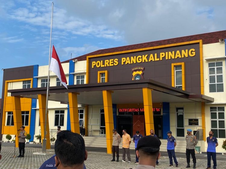 Polres Pangkalpinang mengibarkan Bendera Merah Putih Setengan Tiang
