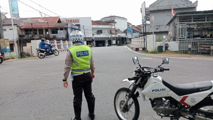 Sat Lantas polres Bangka Barat melaksanakan giat patroli rutin pada siang hari dengan menyusuri sepanjang jalan Kabupaten Bangka Barat