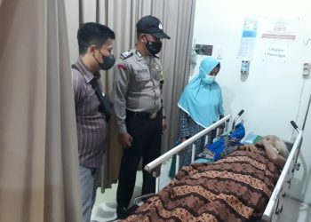 Seorang nenek bernama Saminem (78) warga Desa Cipawon, Kecamatan Bukateja, Kabupaten PurbaIingga mengalami sejumlah luka setelah dibacok oleh cucunya sendiri