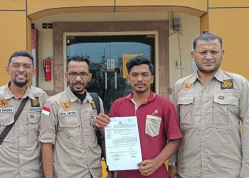 Edi Sukmawan bersama kuasa hukum Mataaceh.com mendatangi SPKT Polres Lhokseumawe, Jumat siang (1/9/22)