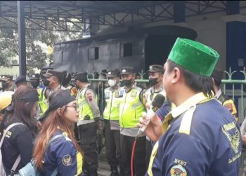 Puluhan Personel dari Polres Banyumas diturunkan dalam pengamanan Audensi antara Pihak Kantor Permodalan Nasional Madani/PNM cabang Purwokerto dengan Salah satu Ormas Sakato Tiger/Sakti Banyumas