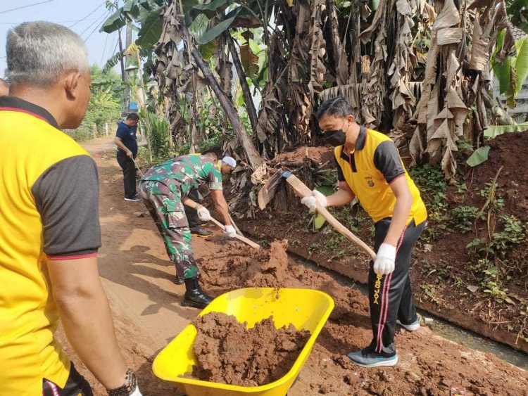 Polsek Legok melaksanakan kerja bakti membersihkan lingkungan pada jum’at
