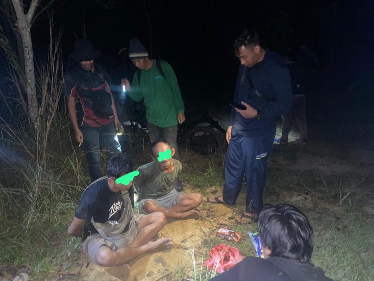 Satreskrim Polres Bangka Barat (Babar) dan Tim Tahura Dinas Lingkungan Hidup Bangka Barat berhasil mengamankan kegiatan pertambangan di hutan lindung Menumbing