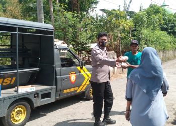 Polsek Sumberasih Probolinggo melaksanakan kegiatan pemberian bantuan sembako kepada masyarakat terdampak penyesuaian harga BBM bersubsidi