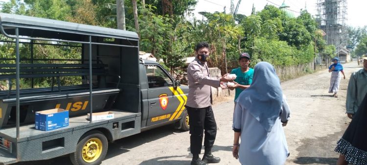 Polsek Sumberasih Probolinggo melaksanakan kegiatan pemberian bantuan sembako kepada masyarakat terdampak penyesuaian harga BBM bersubsidi