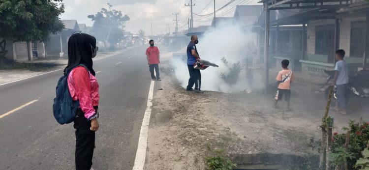 Bhabinkamtibmas Desa Kace melaksanakan Fogging didesa kace Kecamatan Mendo Barat dalam upaya pencegahan dan antisipasi penyebaran nyamuk Aedes Aegypti atau
DBD (Demam Berdarah)