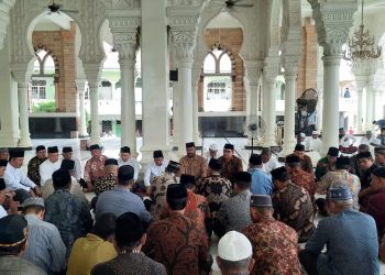 Kepala Kankemenag Aceh Utara Drs H.Maiyusri, M.Ag bersama Para Kasi, Penyelenggara, Kepala KUA Serta Kepala Madrasah bertakziah ke kediaman ulama kharismatik Aceh, Alm. Tgk H Muhammad Amin Mahmud yang di kenal Abu Tumin Blang Bladeh