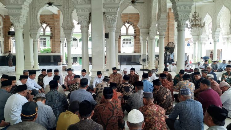 Kepala Kankemenag Aceh Utara Drs H.Maiyusri, M.Ag bersama Para Kasi, Penyelenggara, Kepala KUA Serta Kepala Madrasah bertakziah ke kediaman ulama kharismatik Aceh, Alm. Tgk H Muhammad Amin Mahmud yang di kenal Abu Tumin Blang Bladeh