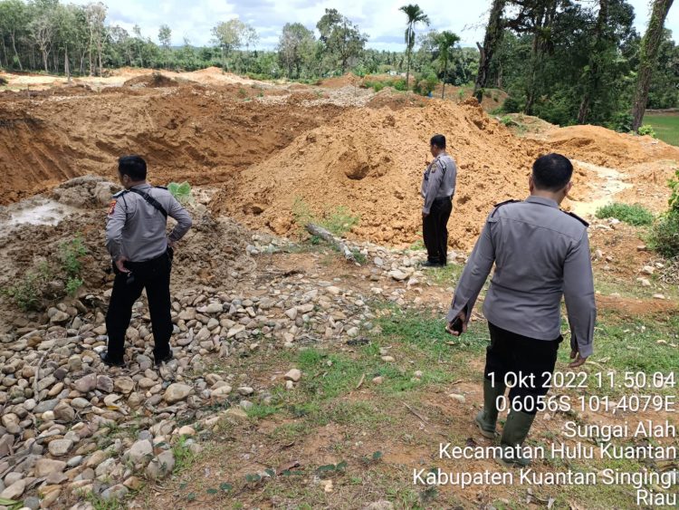 Kepolisian Sektor (Polsek) Hulu Kuantan merespon pemberitaan dari salah satu media online yang berjudul "Kepala desa Sungai Alah ‘Bungkam’ terkait PETI Beroperasi Malam Hari" dan Satu Unit Alat Berat Kembali Beraktifitas  Di Desa Sungai Alah siapa kah di balik Semua itu"