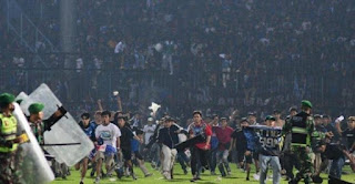 Sebanyak 127 orang dilaporkan meninggal dunia dalam tragedi yang terjadi di Stadion Kanjuruhan, Kabupaten Malang, Jawa Timur